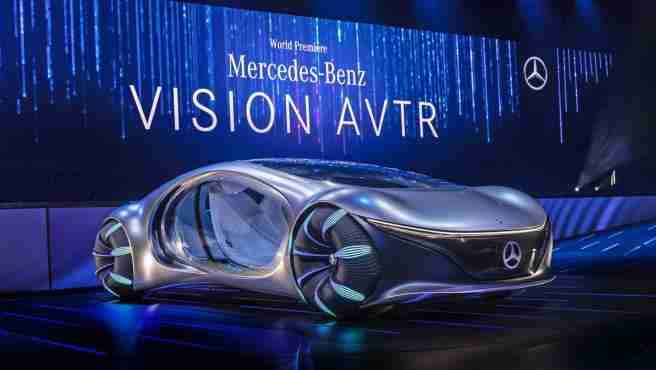 Mercedes presenta un coche eléctrico capaz de leer la mente del conductor, ¿se avecinan curvas para Elon Musk?